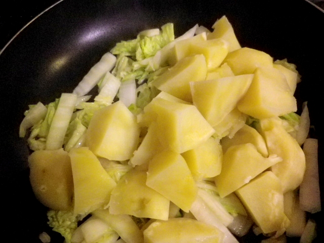 たっぷり白菜とじゃがいもの炒め煮 北海道産 形にこだわらない野菜の通販ショップ おにおんぼうず